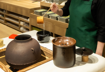 升半茶店本店カフェで抹茶にお湯を注ぐところ